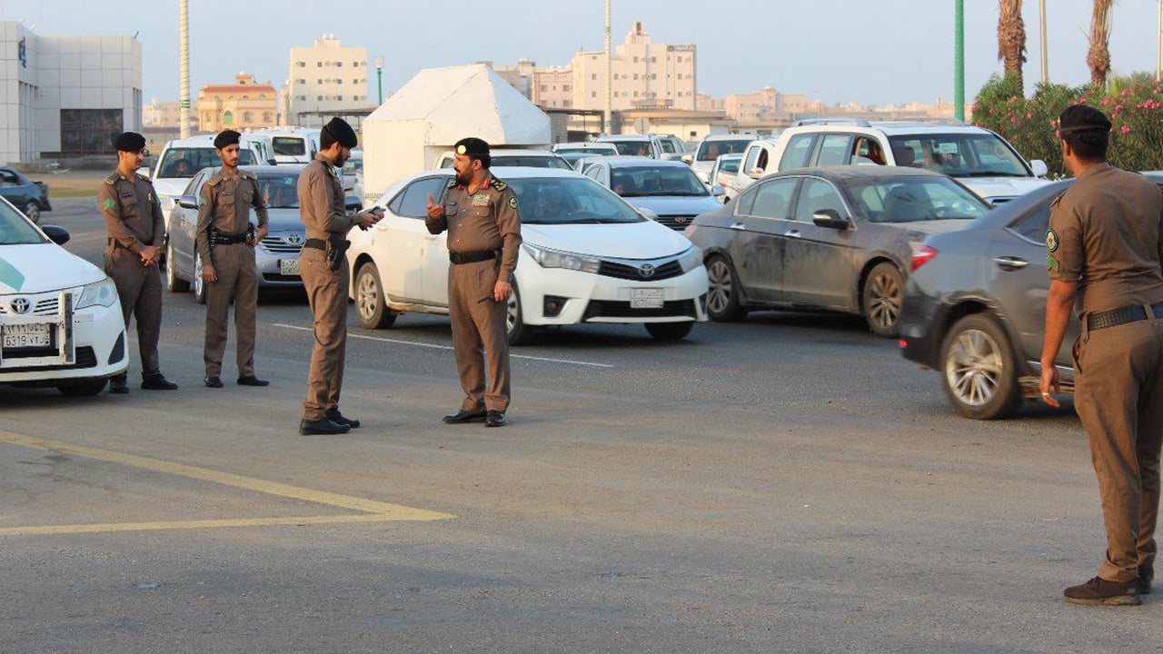 مدير مرور جازان يراقب حركة السير في أول أيام اختبارات منتصف العام