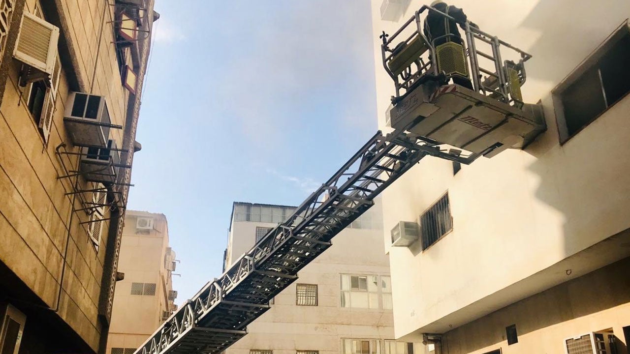 إجلاء 26 شخصًا احترازيًّا إثر اندلاع حريق في بناية بحي النصر بالمدينة