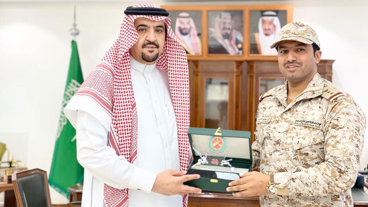 قائد «الدفاع الجوي» بالجنوب يكرّم أمين جازان لدوره في عاصفة الحزم