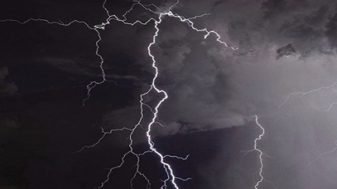 سحب رعدية ممطرة على الباحة.. والدفاع المدني يحذِّر من مجاري الأودية والسيول