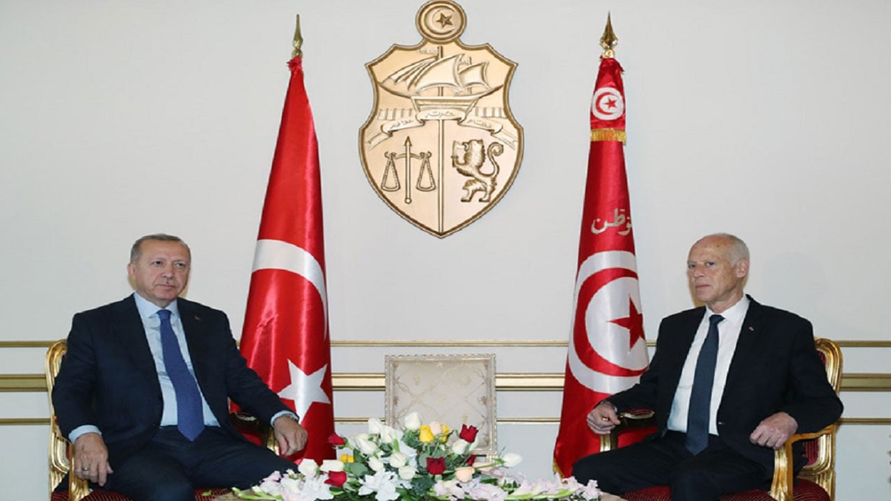 أردوغان يطير إلى تونس في زيارة مفاجئة.. ومراقبون: يحاول إنقاذ «السراج»