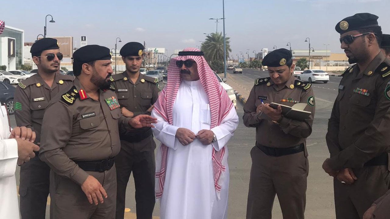 بالصور.. الاختناقات والحوادث تتصدر اجتماع محافظ صبيا مع مدير مرور جازان