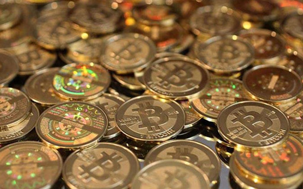 انخفاض عملة «بيتكوين» الرقمية المشفرة أمام الدولار
