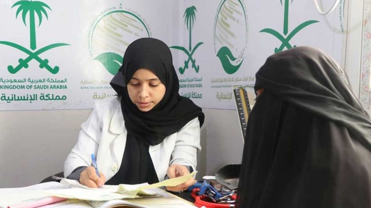 عيادات «إغاثي الملك سلمان» تواصل تقديم خدماتها الطبية بالخوخة وصنعاء باليمن