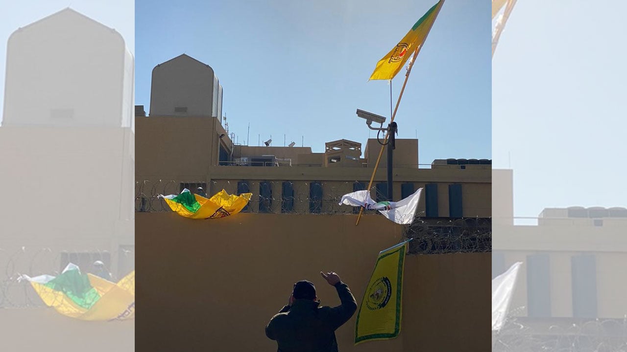 عراقيون يحاولون اقتحام السفارة الأمريكية بالمنطقة الخضراء وسط بغداد