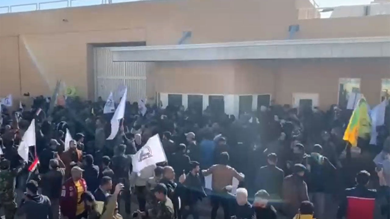 مروحيَّات عسكرية تهبط داخل مقر السفارة الأمريكية المحاصر في العراق