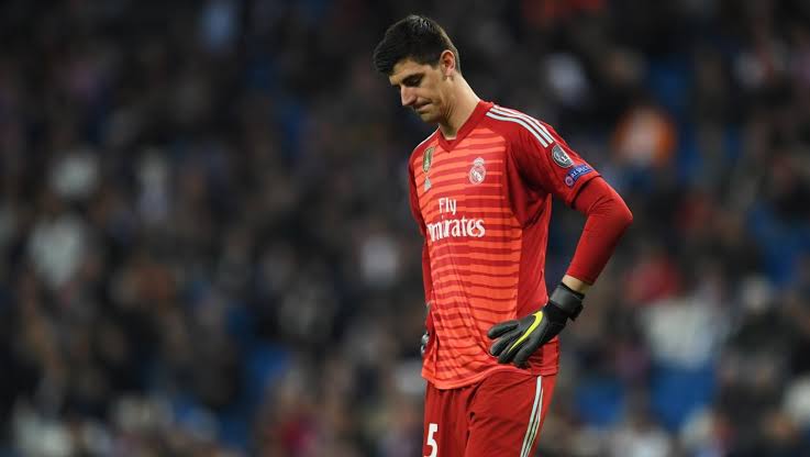 كورتوا خارج حسابات ريال مدريد في الكلاسيكو أمام برشلونة