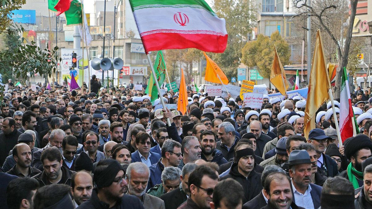 «الشباب» الإيراني يهاجم مقر الحرس الثوري احتجاجًا على قمع المواطنين