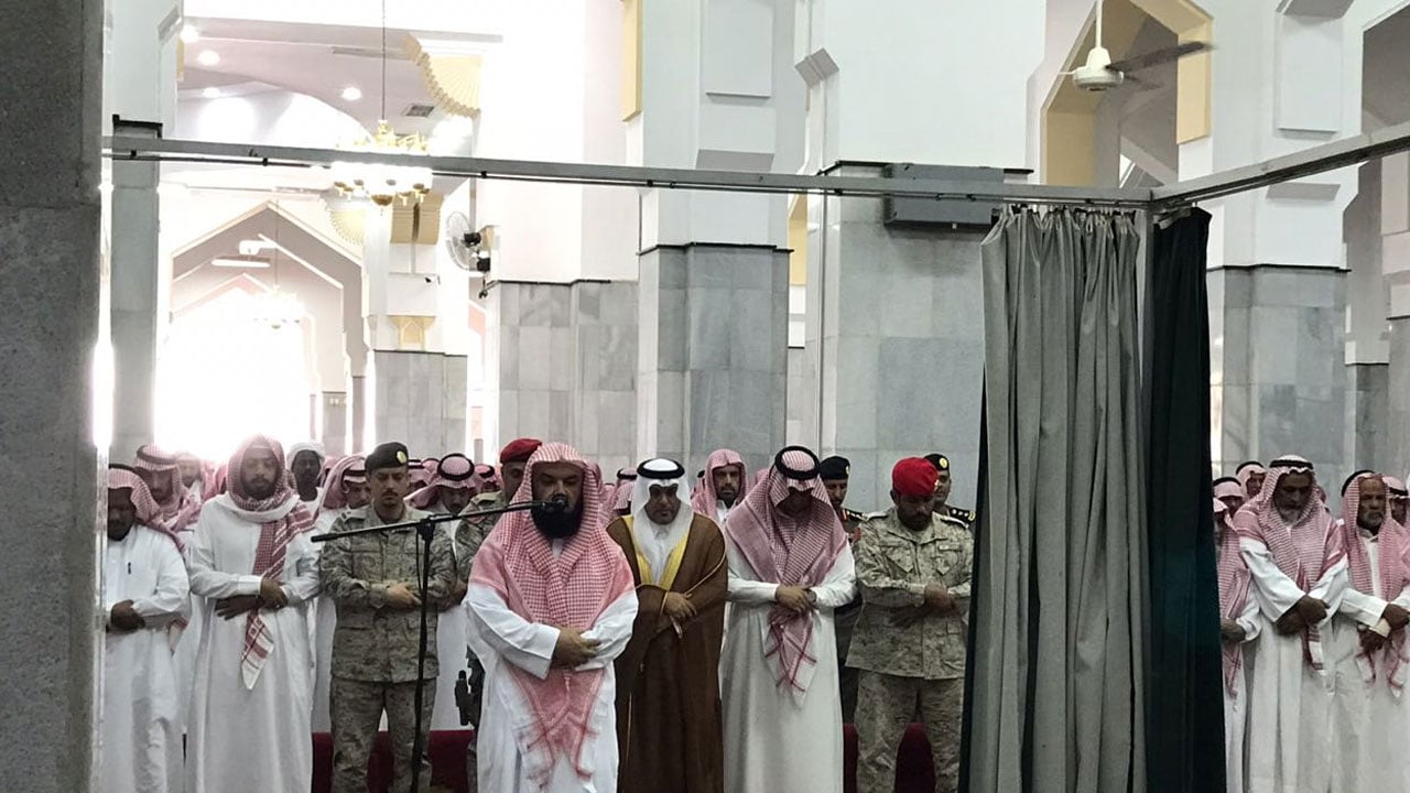 محافظ الطائف يؤدي صلاة الميت على «الحارثي» شهيد الواجب