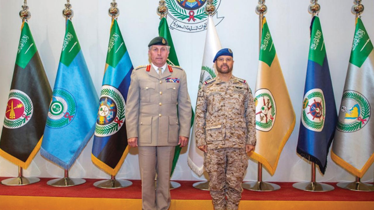 رئيس هيئة الأركان العامة يلتقى نظيره البريطاني ويقلده «وسامًا ملكيًّا»