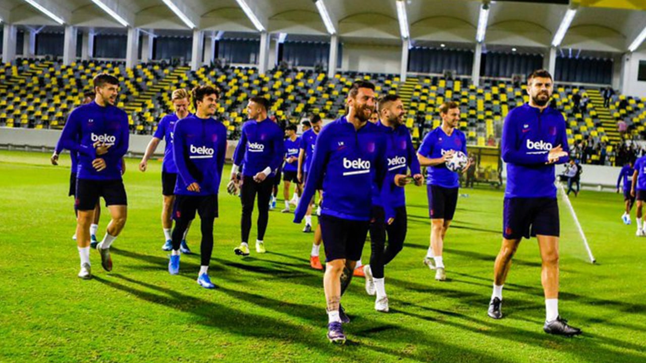 شخصان يشاهدان تدريبات برشلونة من شرفة المنزل.. والنادي يعلِّق