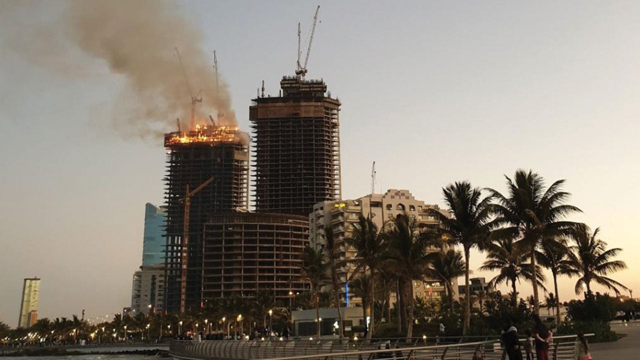 اندلاع حريق ببرج قيد الإنشاء في جدة