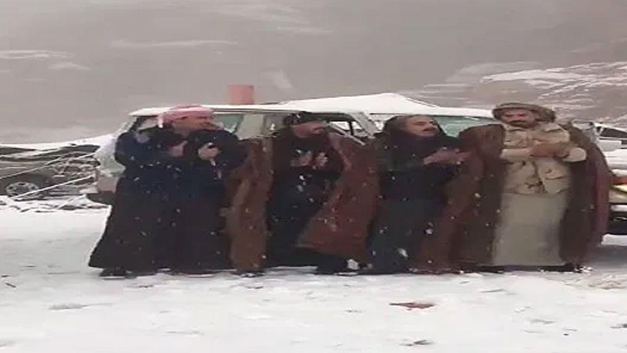بـ «الدحة».. أهالي تبوك يستقبلون «تساقط الثلوج»