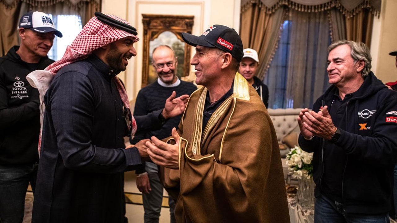 بالصور.. يزيد الراجحي يستضيف سائقي «رالي داكار» في منزله