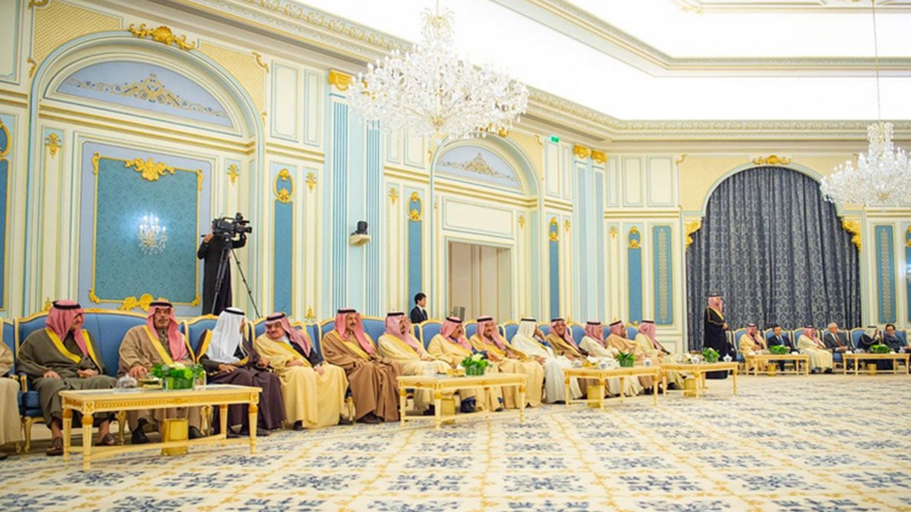 خادم الحرمين يستقبل رئيس وزراء اليابان ويقيم مأدبة غداء تكريمًا له
