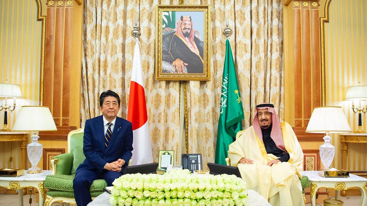 خادم الحرمين يبحث مع رئيس وزراء اليابان القضايا الإقليمية والذكاء الاصطناعي