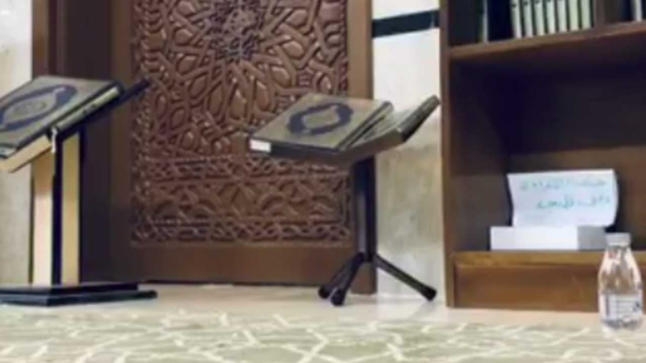 بالفيديو: طالب طب يروي رحلته مع القرآن.. أصبح إمامًا لمسجد دخله قبل 17 عامًا
