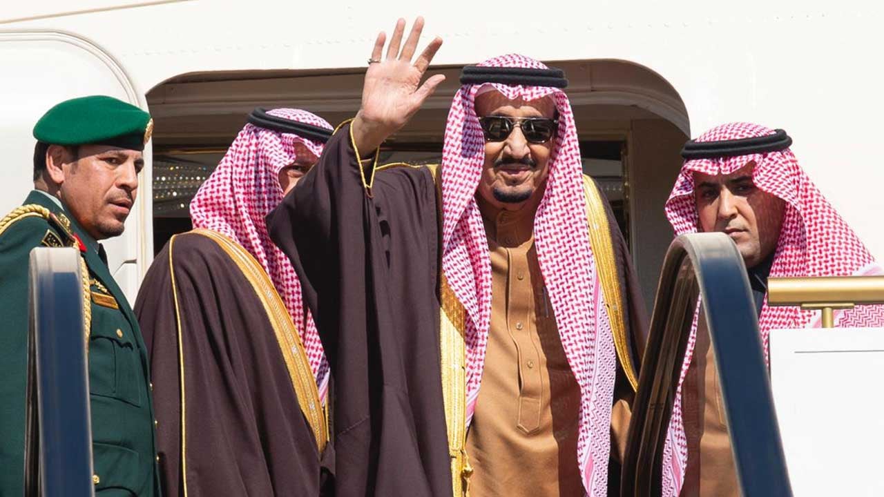 بالفيديو والصور.. خادم الحرمين يغادر إلى سلطنة عُمان لتقديم العزاء في وفاة السلطان قابوس