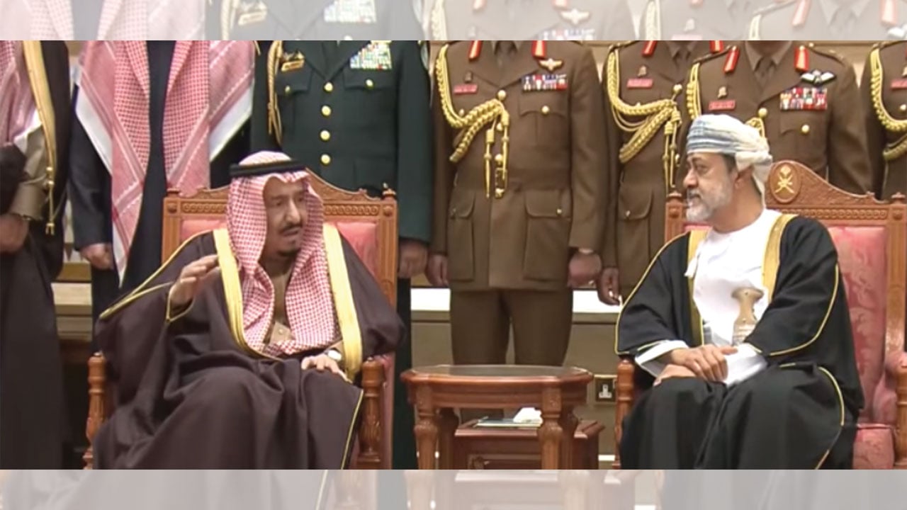 بالفيديو.. خادم الحرمين يعزي سلطان عمان في وفاة قابوس