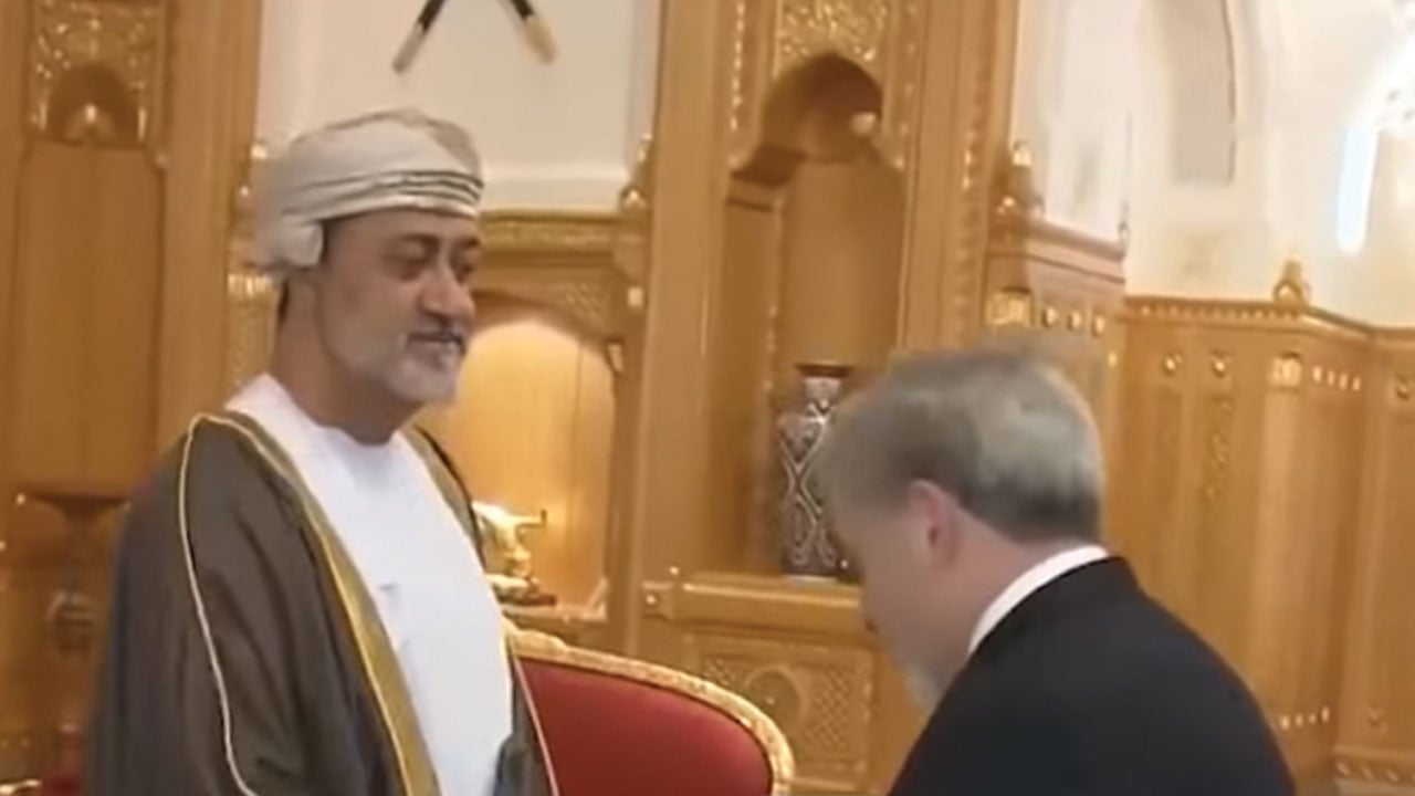 بالفيديو.. أول ظهور لـ«ذي يزن» النجل الأكبر لسلطان عمان الجديد