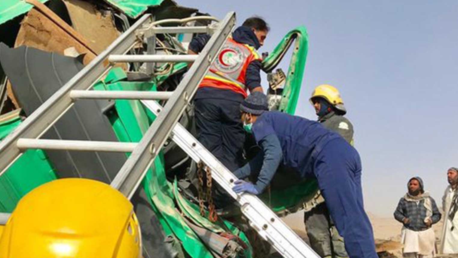 بالصور: إنقاذ محتجزين داخل شاحنة بتبوك.. وإخماد حريق بمحل في جدة