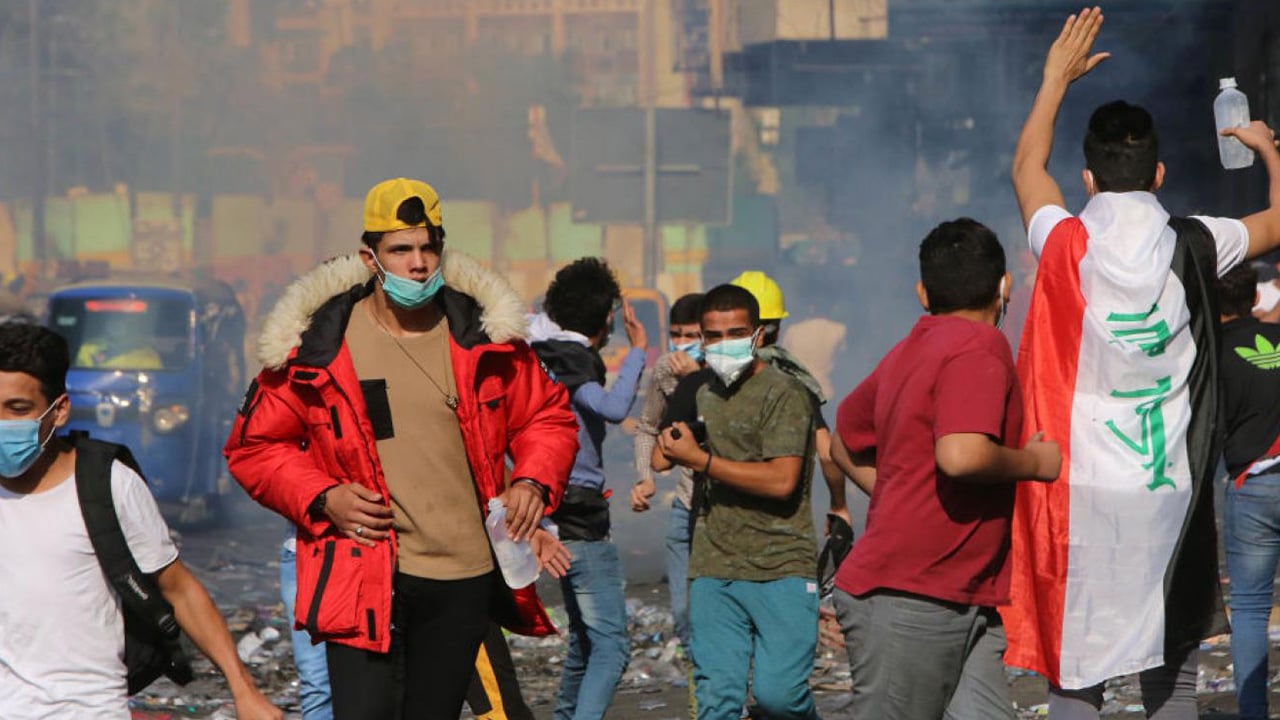 محتجّون يغلقون ساحة الطيران ببغداد.. وحرق مقر «حزب الله» في النجف