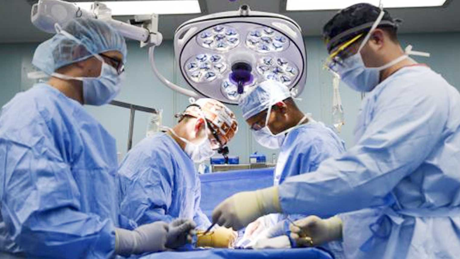 بـ3 عمليات جراحية.. فرق طبية تُنقذ رضيعًا ومسنًا وامرأة من مخاطر صحية خطيرة