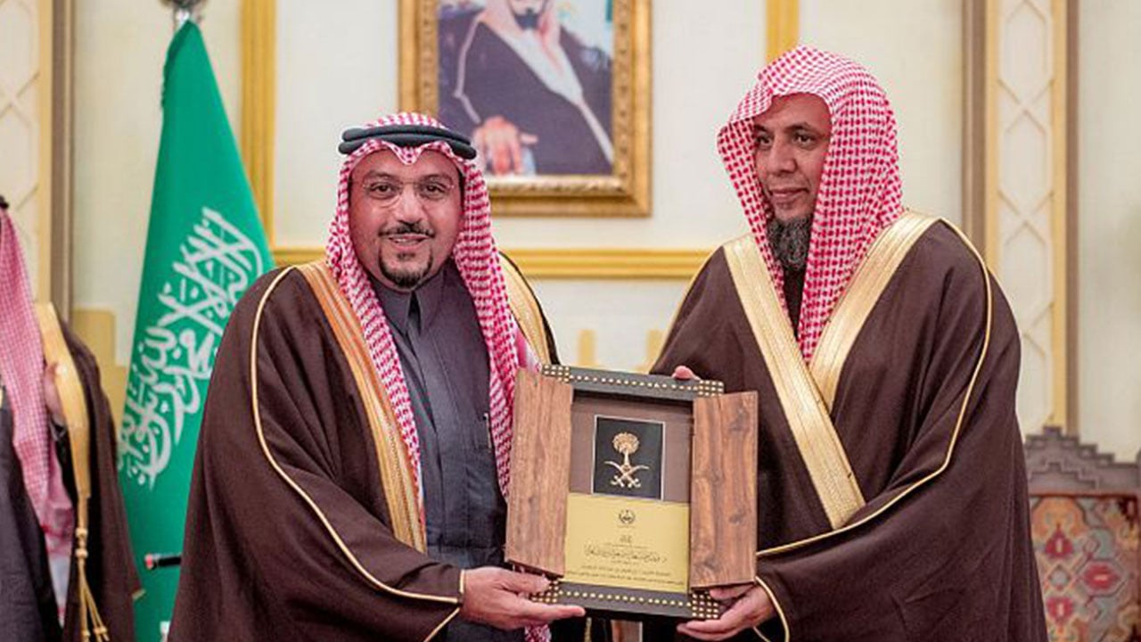 أمير منطقة القصيم يُكرّم المشرف العام على لجنة إصلاح ذات البين السابق