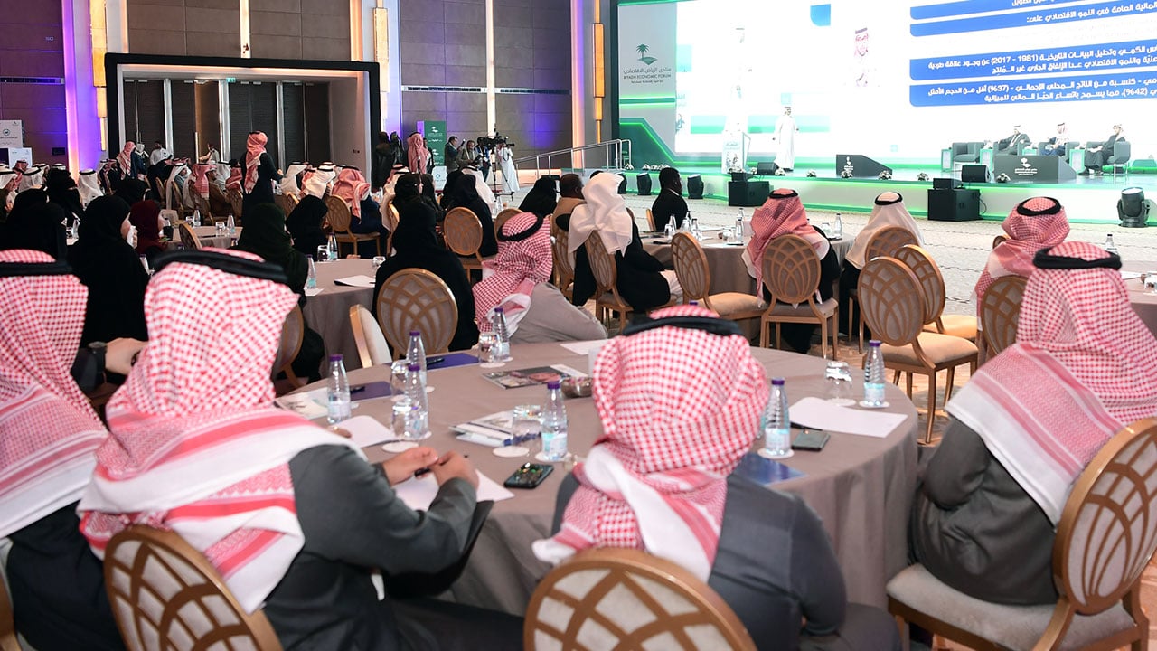 بالصور.. منتدى الرياض يتصدى لـ8 قضايا تشغل الاقتصاديين السعوديين