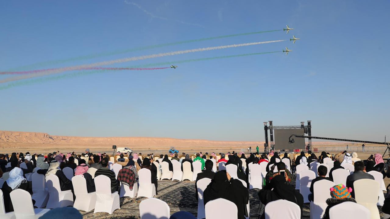 بالصور.. عروض الطائرات تجذب جمهور ملتقى الطيران .. والأمير سلطان يستمع لآراء الزوار