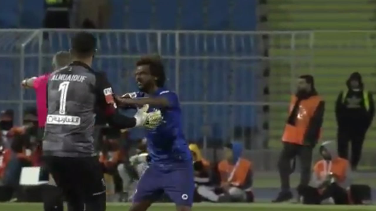 فيديو.. الشهراني يعاتب المعيوف أثناء مباراة الهلال والشباب