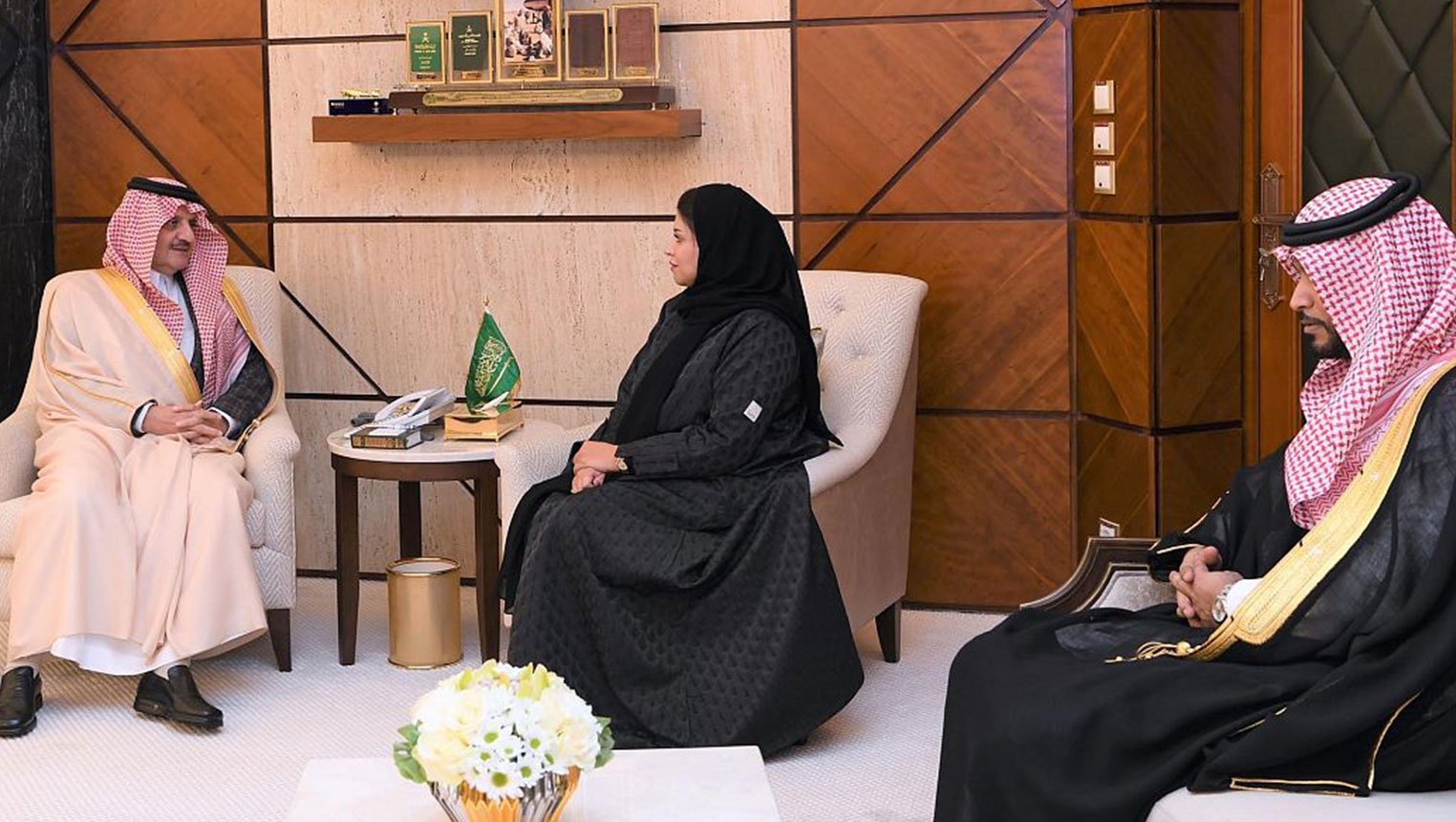 بالصور.. الأمير سعود بن نايف يلتقي مدير فرع هيئة حقوق الإنسان بالمنطقة الشرقية
