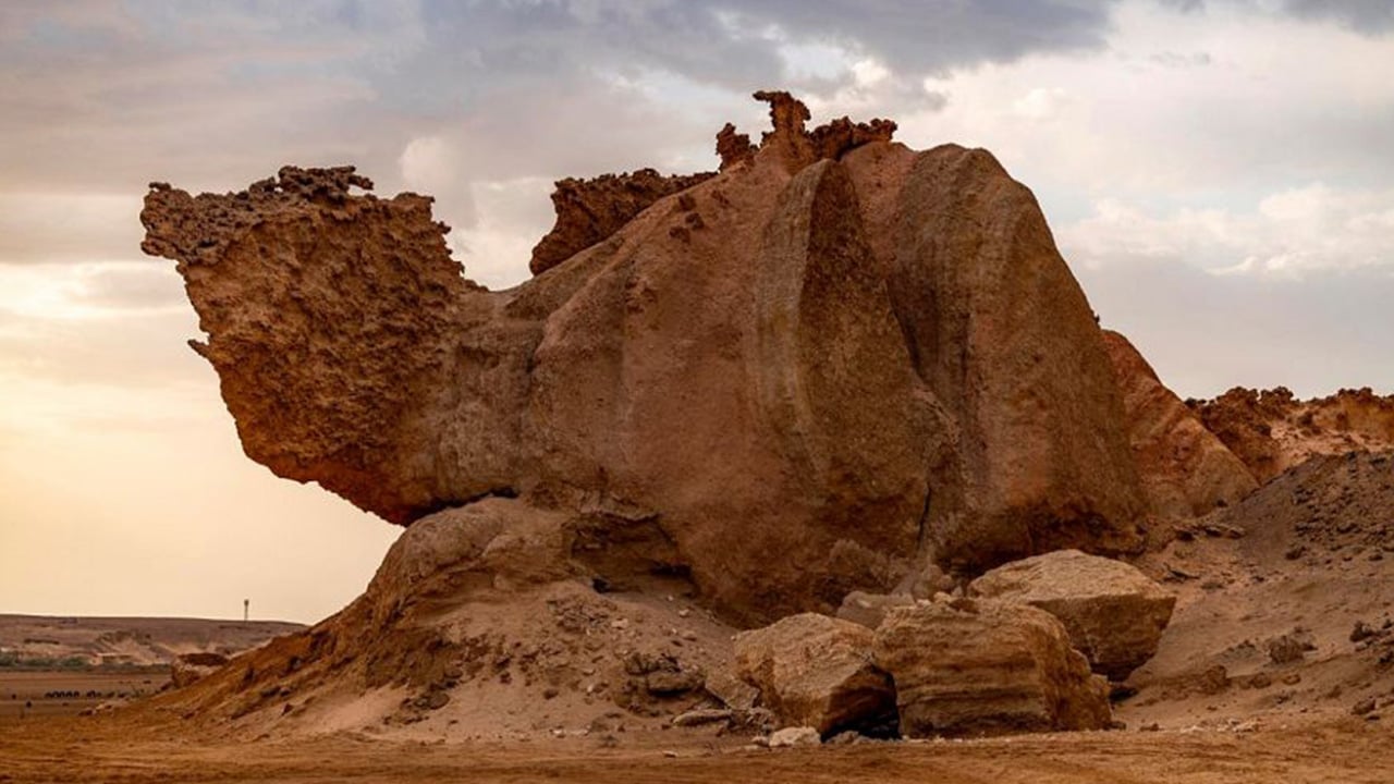 بالصور.. «صخرة الجمل» معلم طبيعي في خارطة سياحة الوجه