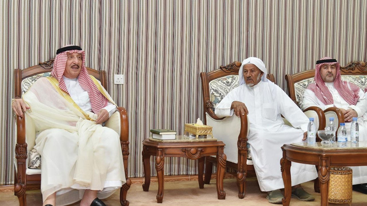 أمير جازان يقدم التعازي في وفاة الشيخ عبده حكمي
