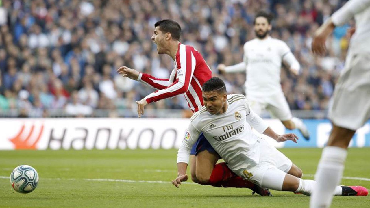 رئيس أتلتيكو مدريد ينتقد حكم ديربي العاصمة وتقنية «VAR»