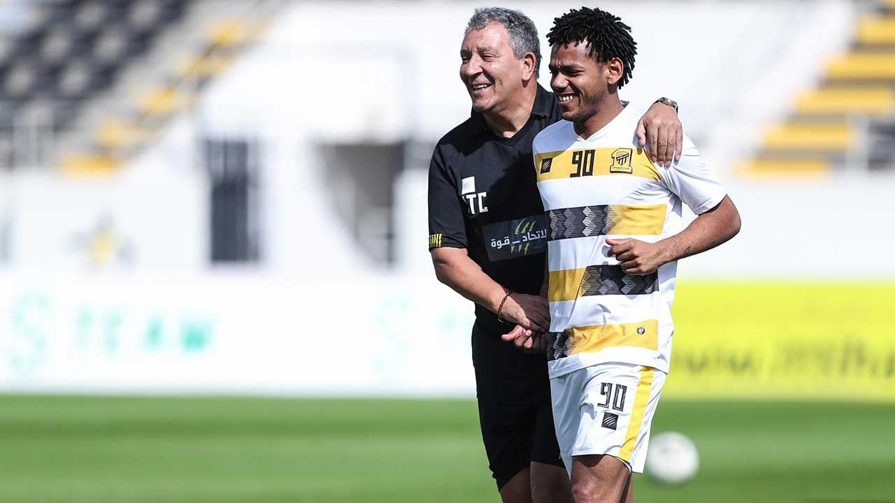 الاتحاد يكشف حقيقة رحيل تين كات