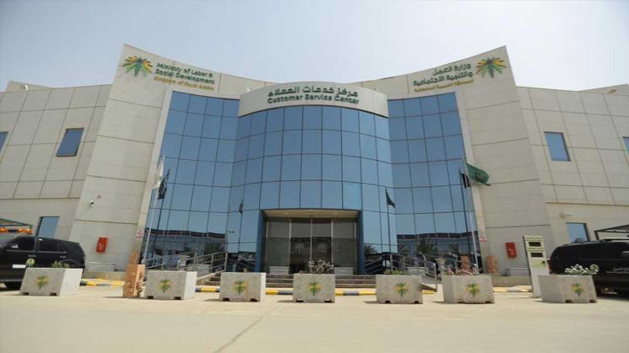 وزارة العمل تتيح خدمة إعارة العاملين بين منشآت قطاع التغذية عبر «أجير»