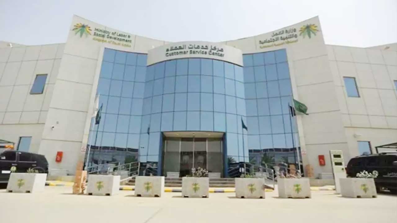 «العمل» توضح طريقة التصرف حال تأخير الراتب ليوم 5 من كل شهر