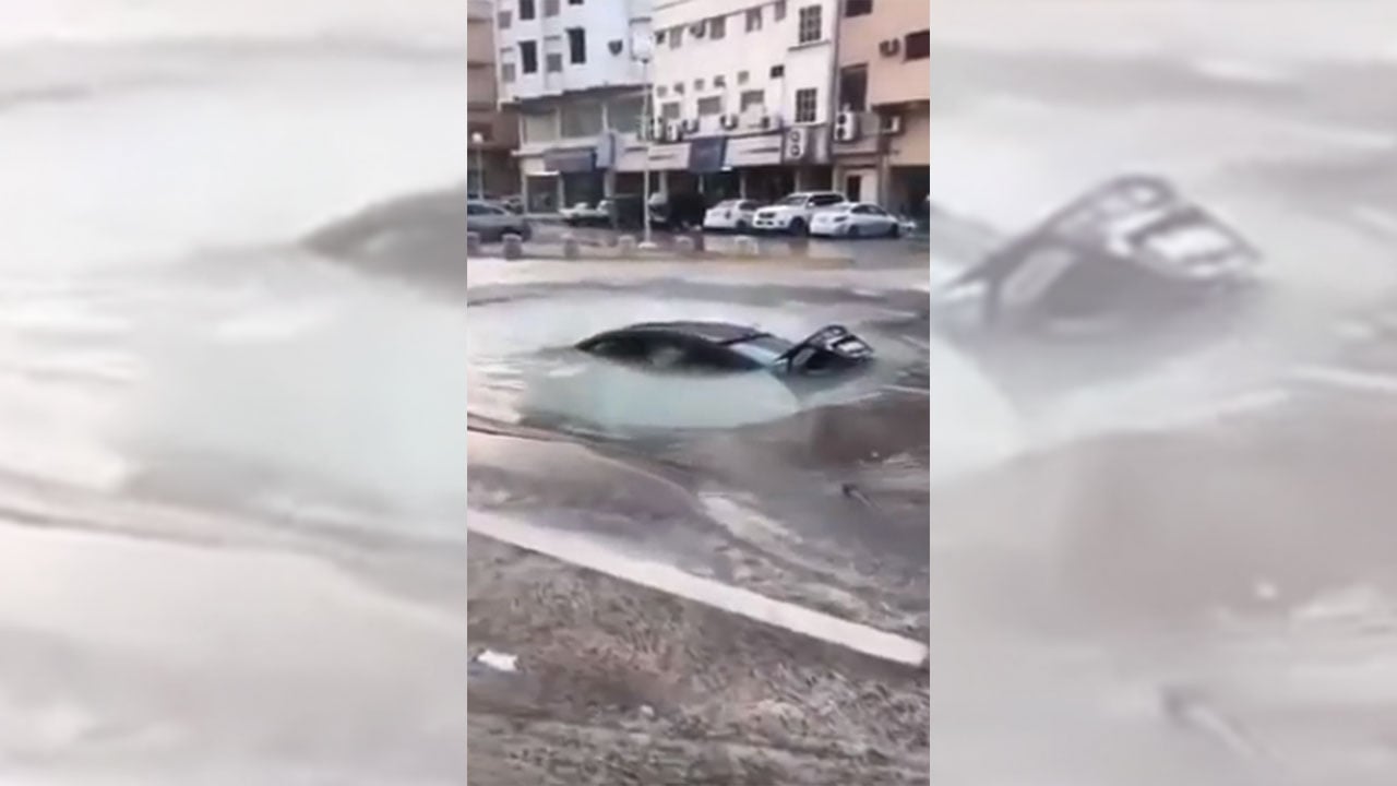 بالفيديو.. حفرة تبتلع سيارة مواطن في الأحساء.. والأمانة توضح السبب
