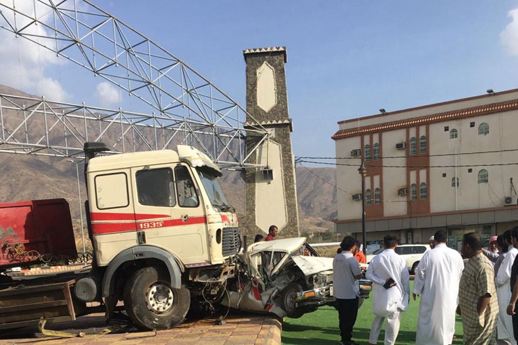 بالفيديو والصور.. شاحنة تسحق سيارة صغيرة في حادث مروّع بالباحة