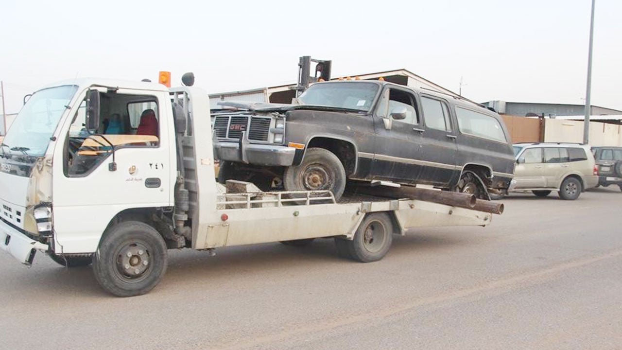 «بلدية الدلم» تبدأ إزالة السيارات التالفة والمهمَلة بالمحافظة