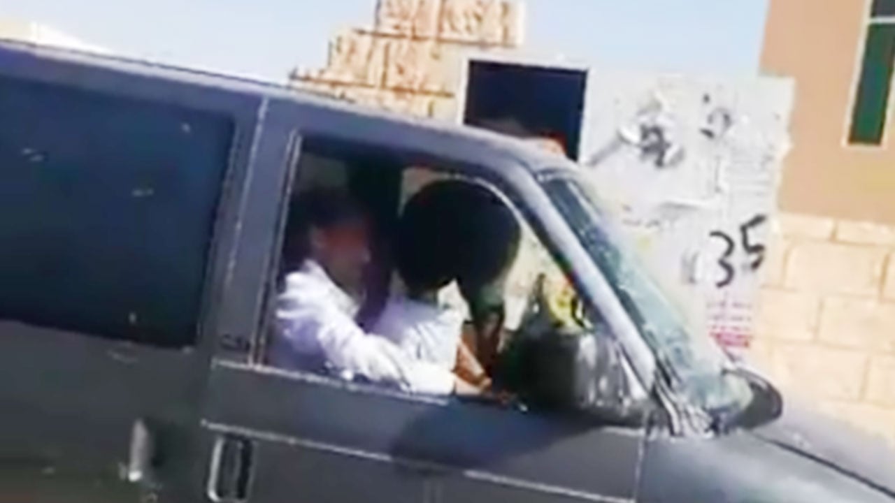 شاهد.. مستقلو سيارة فارهة بالرياض يسرقون ملابس مستعملة من أحد الصناديق