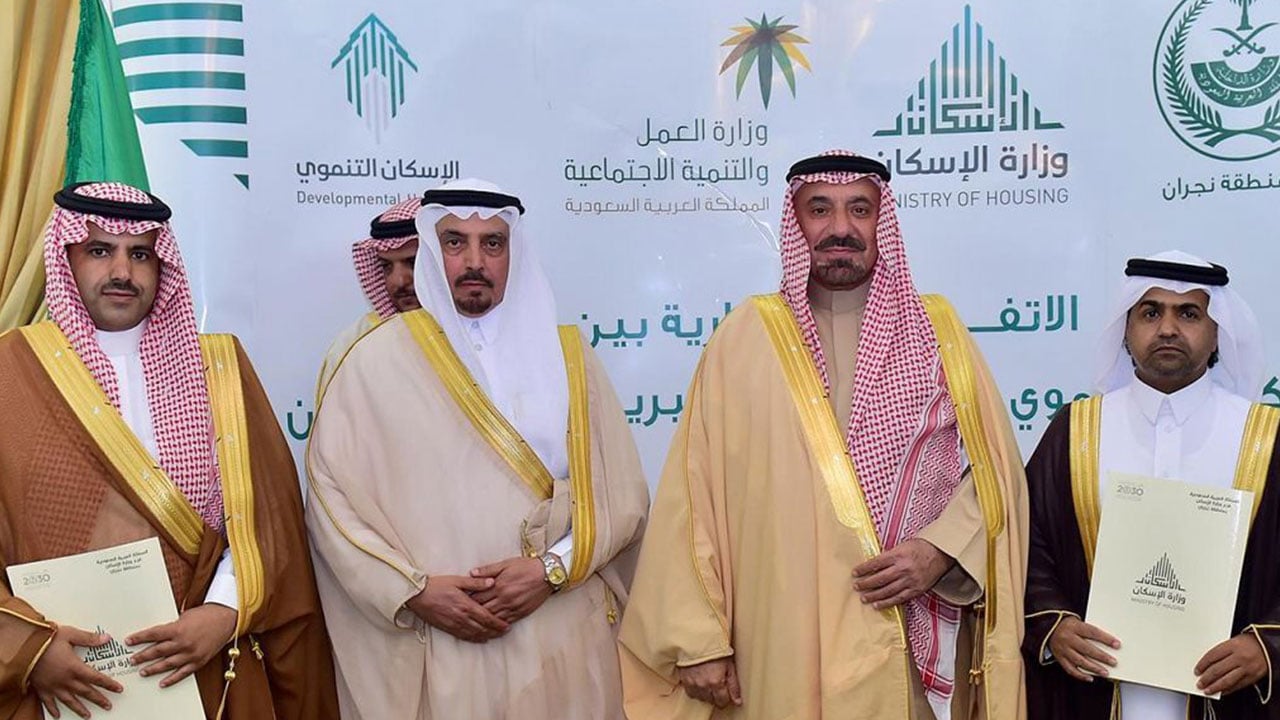بالصور.. أمير نجران يسلم مستفيدي الإسكان التنموي بشرورة وحداتهم السكنية