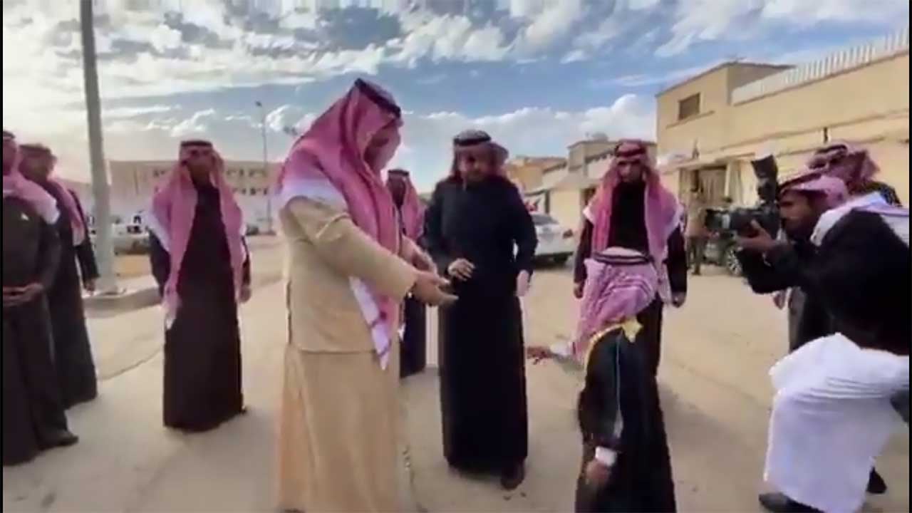 بالفيديو.. أمير الشمالية يلبي طلب طفل التقاه خلال جولة تفقدية بطريف