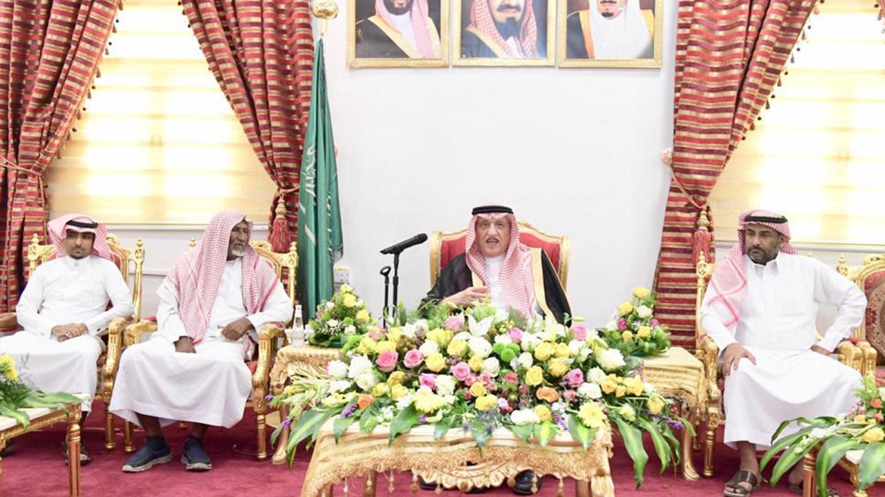 بالصور.. أمير جازان يستقبل والد وذوي الشهيد «دهل»