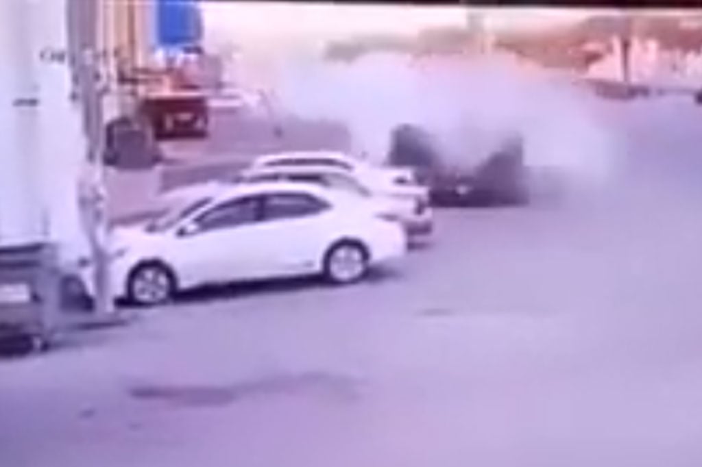 فيديو يوثق انشطار مركبة نصفين بسبب عمود إنارة
