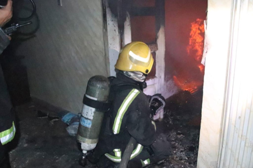 بالصور.. وفاة شخص بحريق في عمارة بمكة ‬