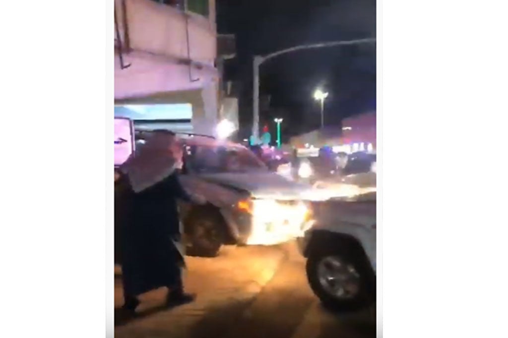 شرطة الجوف تقبض على قائد مركبة قاوم السلطات واصطدم بسيارة متعمدًا