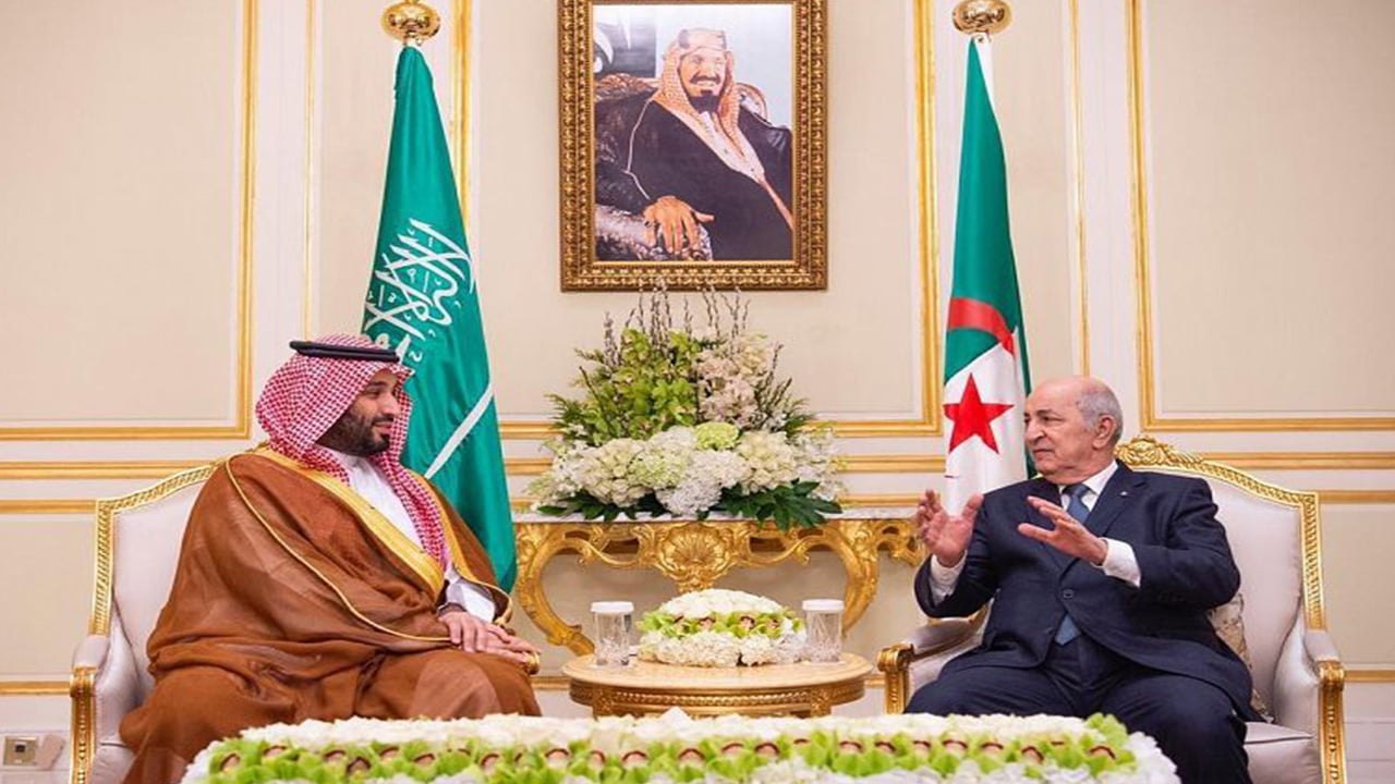 ولي العهد يبحث تطورات المستجدات الإقليمية مع الرئيس الجزائري