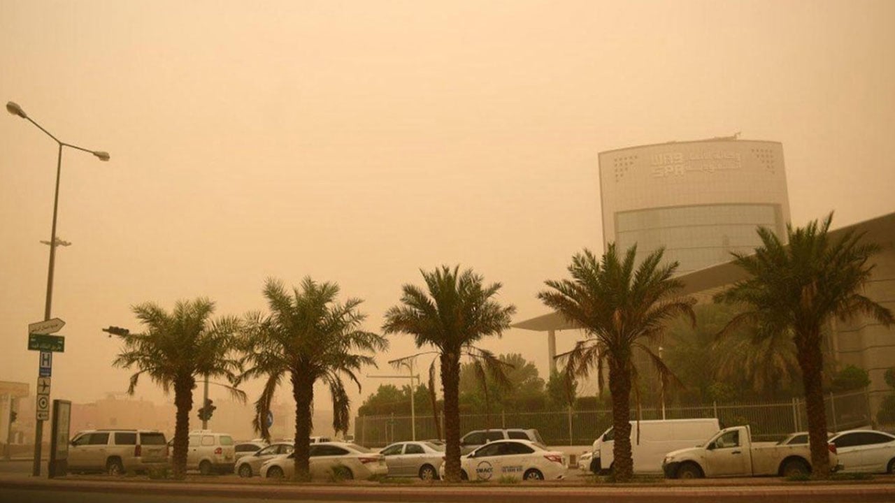 «الأرصاد» عن طقس الجمعة: عاصفة ترابية ورياح نشطة على 4 مناطق   
